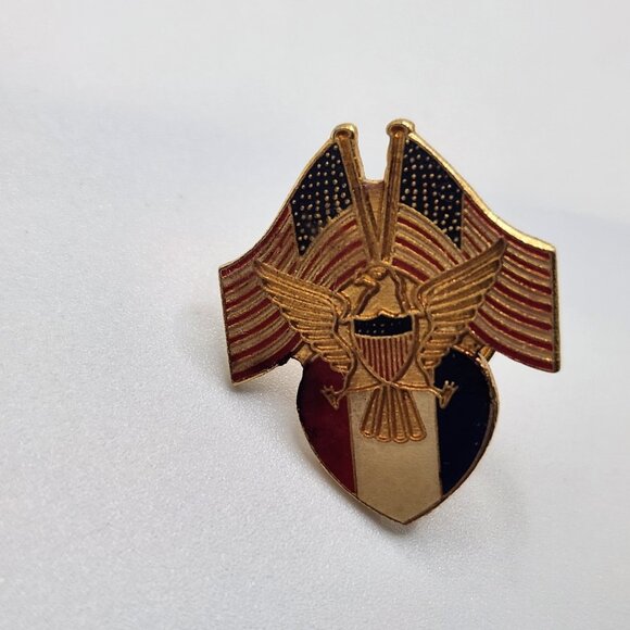 USA Patriotic Eagle with 2 Flags Pin Tie Tack Eagle Over Red White & Blue Pin - Picture 1 of 2